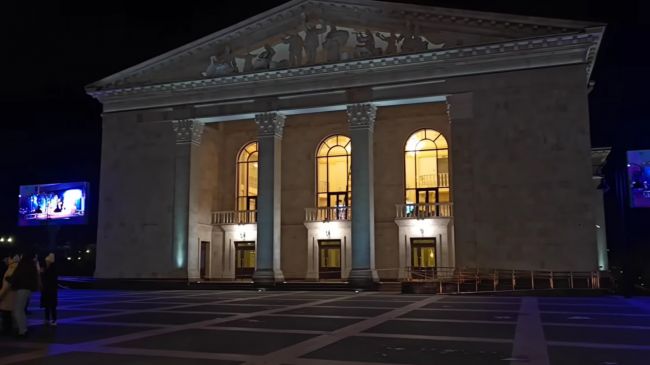 ВСУ систематически атакуют драмтеатр в Мариуполе